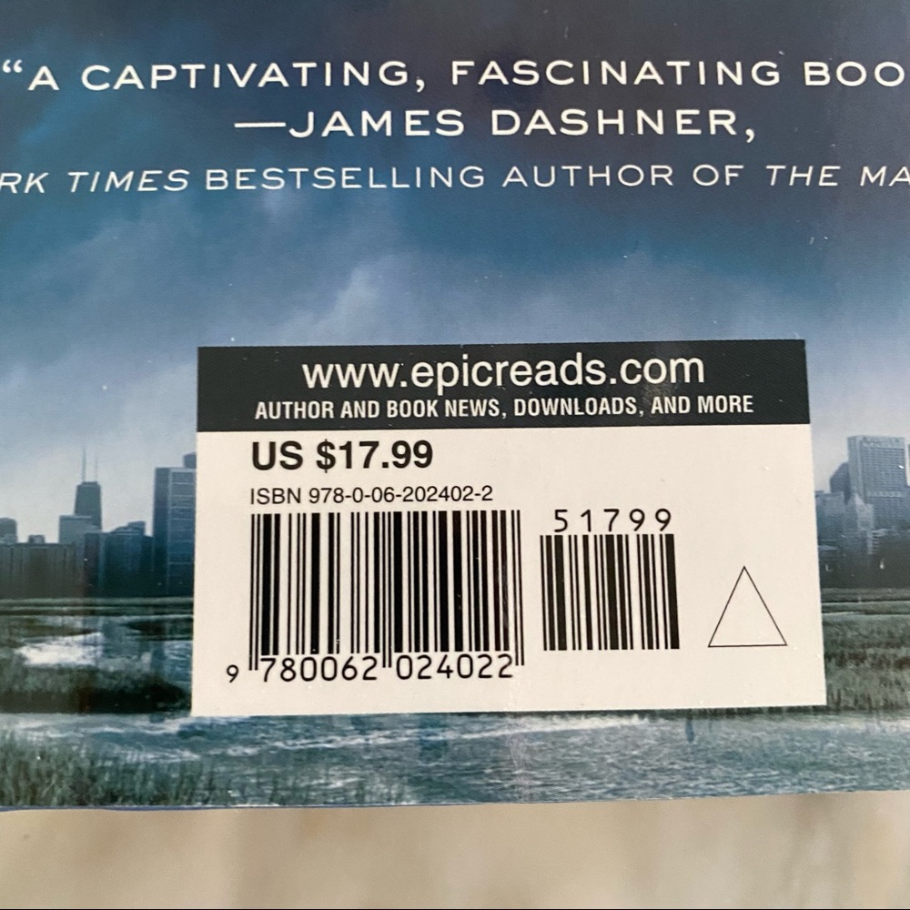 Veronica Roth’s book collection - Picture 3 of 13